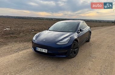 Седан Tesla Model 3 2018 в Авангарді