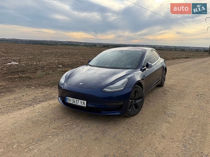 Седан Tesla Model 3 2018 в Авангарді