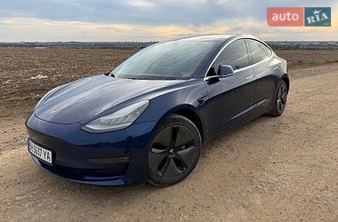 Седан Tesla Model 3 2018 в Авангарді