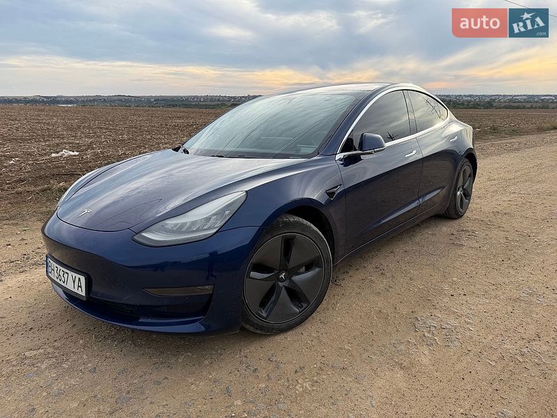 Седан Tesla Model 3 2018 в Авангарді
