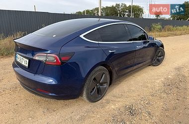 Седан Tesla Model 3 2018 в Авангарді