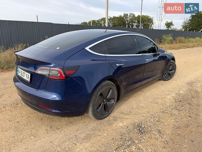 Седан Tesla Model 3 2018 в Авангарді