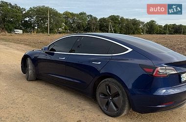 Седан Tesla Model 3 2018 в Авангарді