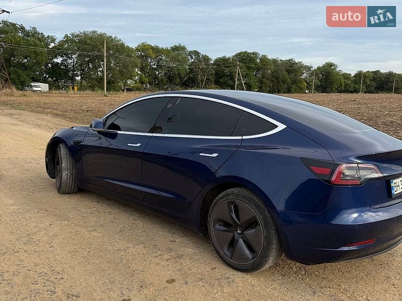 Седан Tesla Model 3 2018 в Авангарді