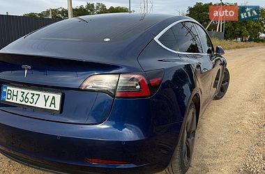 Седан Tesla Model 3 2018 в Авангарді