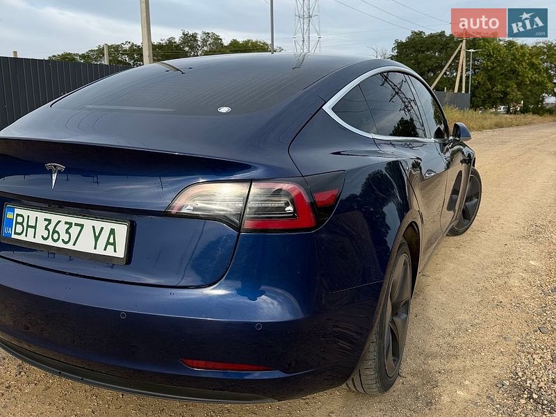 Седан Tesla Model 3 2018 в Авангарді