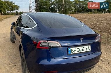 Седан Tesla Model 3 2018 в Авангарді
