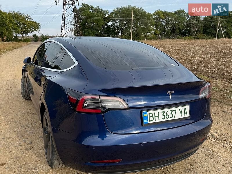 Седан Tesla Model 3 2018 в Авангарді