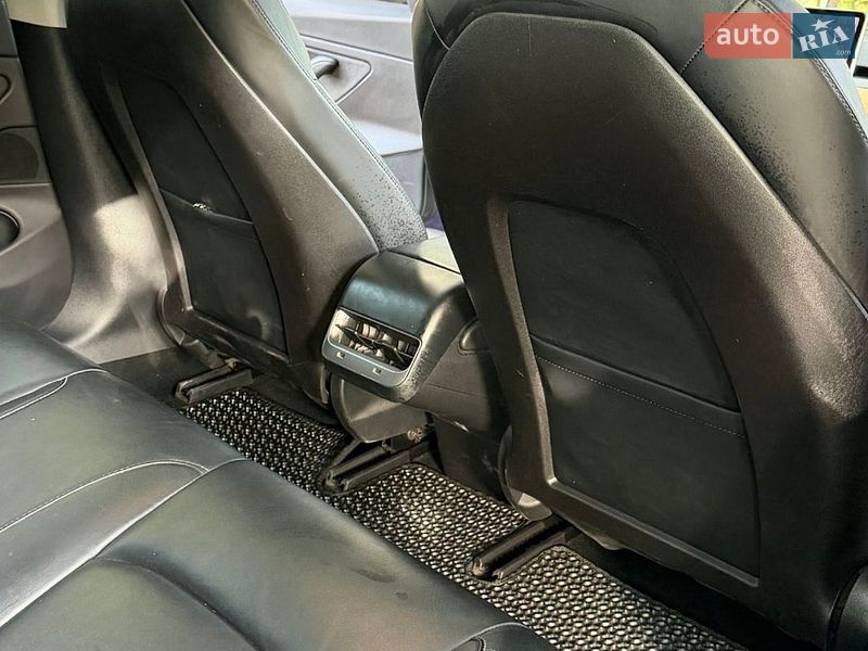 Седан Tesla Model 3 2018 в Авангарді