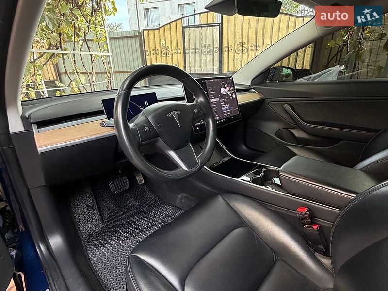 Седан Tesla Model 3 2018 в Авангарде
