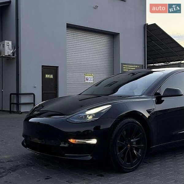 Седан Tesla Model 3 2021 в Львові