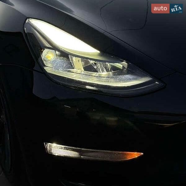 Седан Tesla Model 3 2021 в Львові