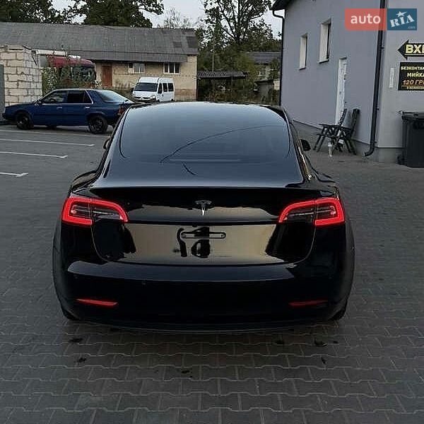 Седан Tesla Model 3 2021 в Львові