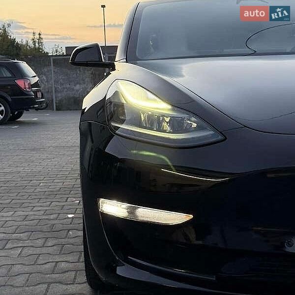 Седан Tesla Model 3 2021 в Львові