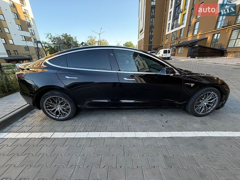 Седан Tesla Model 3 2018 в Луцке