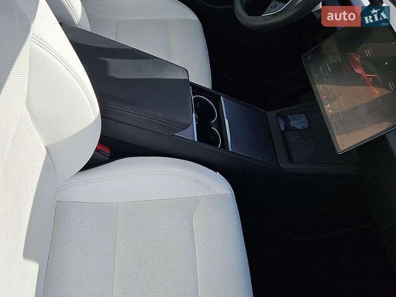 Седан Tesla Model 3 2024 в Киеве