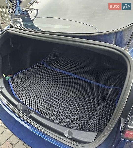 Седан Tesla Model 3 2020 в Рівному