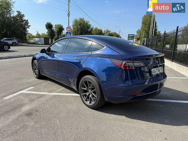 Седан Tesla Model 3 2023 в Києві