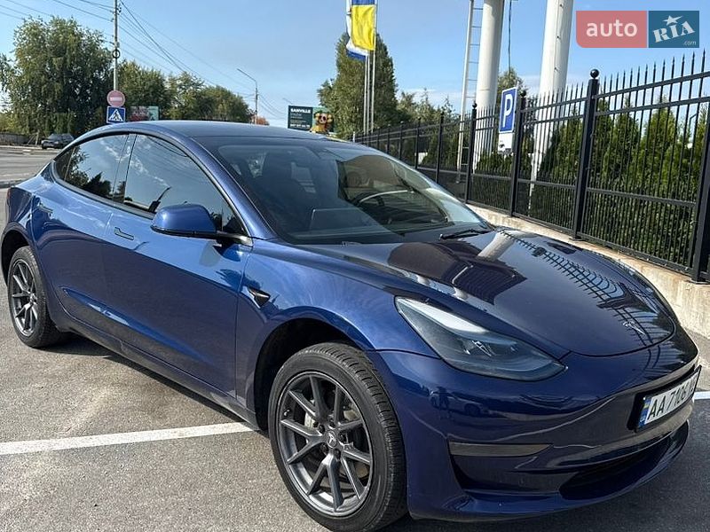 Седан Tesla Model 3 2023 в Києві