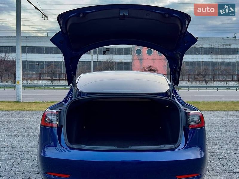 Седан Tesla Model 3 2023 в Дніпрі