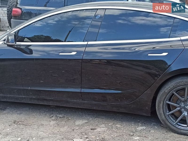 Седан Tesla Model 3 2019 в Львове