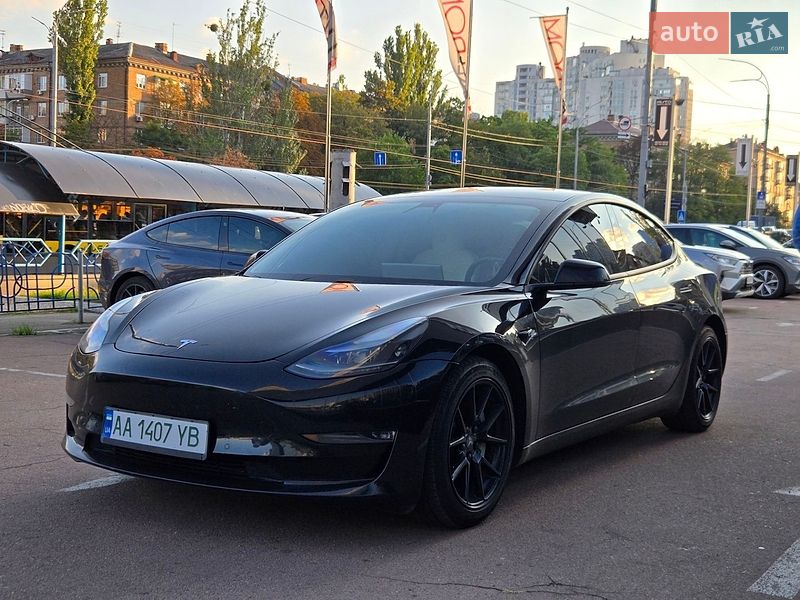 Седан Tesla Model 3 2021 в Киеве