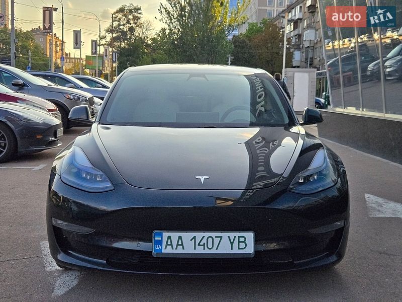 Седан Tesla Model 3 2021 в Киеве