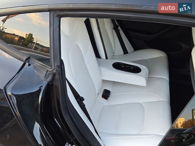 Седан Tesla Model 3 2021 в Киеве