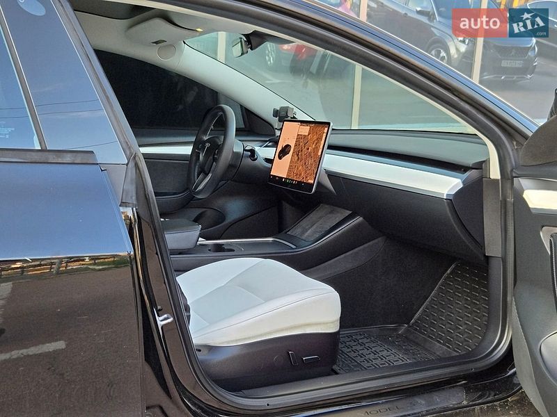 Седан Tesla Model 3 2021 в Киеве