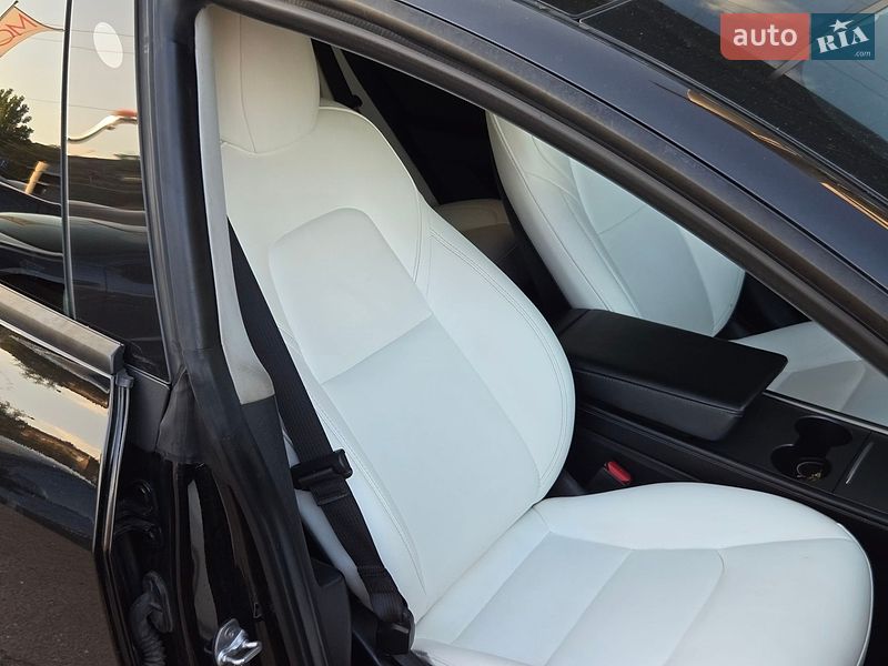 Седан Tesla Model 3 2021 в Киеве