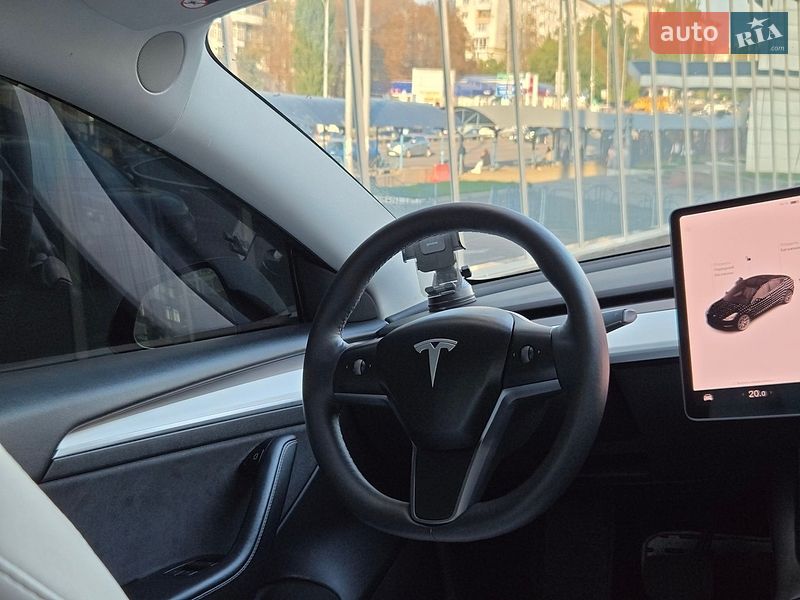 Седан Tesla Model 3 2021 в Киеве