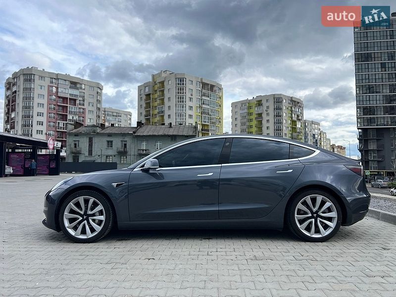 Седан Tesla Model 3 2019 в Львове