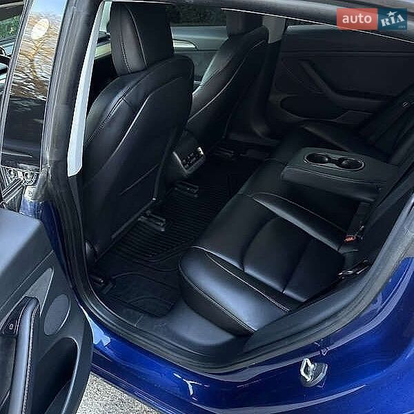 Седан Tesla Model 3 2021 в Львове