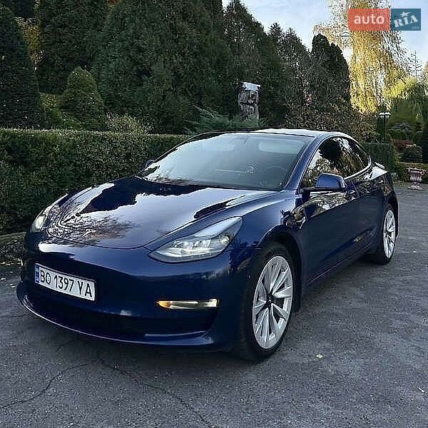 Tesla Model 3, фото з оголошення