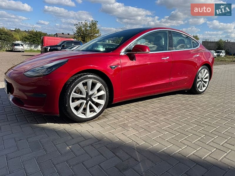 Седан Tesla Model 3 2018 в Ровно