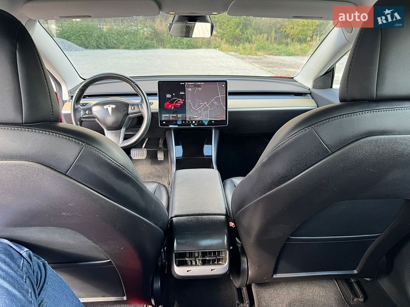 Седан Tesla Model 3 2018 в Ровно