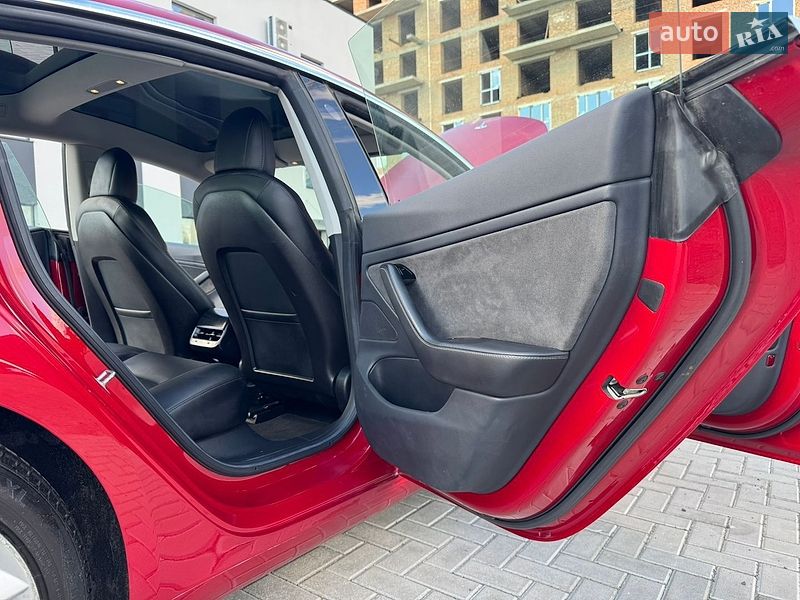 Седан Tesla Model 3 2018 в Ровно
