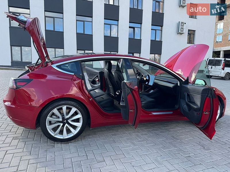 Седан Tesla Model 3 2018 в Ровно