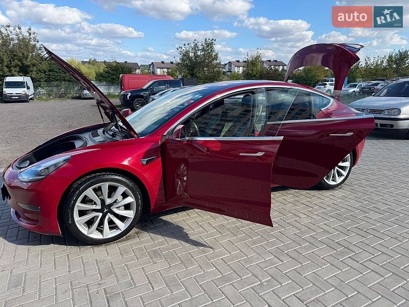 Седан Tesla Model 3 2018 в Ровно