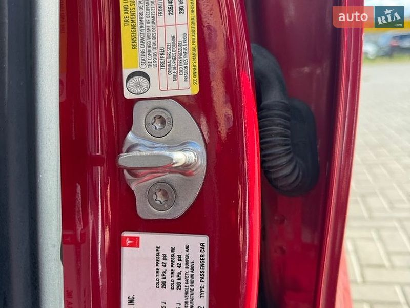Седан Tesla Model 3 2018 в Ровно