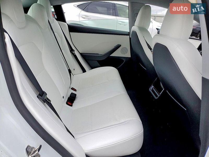 Седан Tesla Model 3 2024 в Львове
