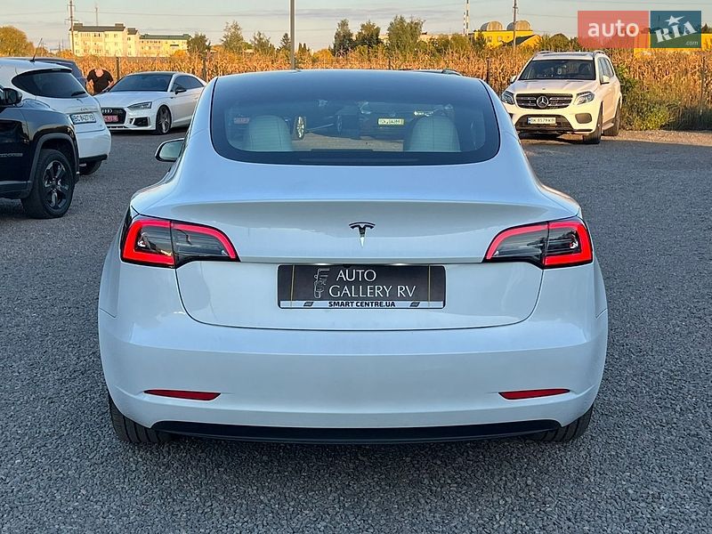 Седан Tesla Model 3 2023 в Рівному