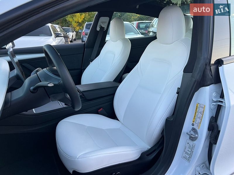 Седан Tesla Model 3 2023 в Рівному