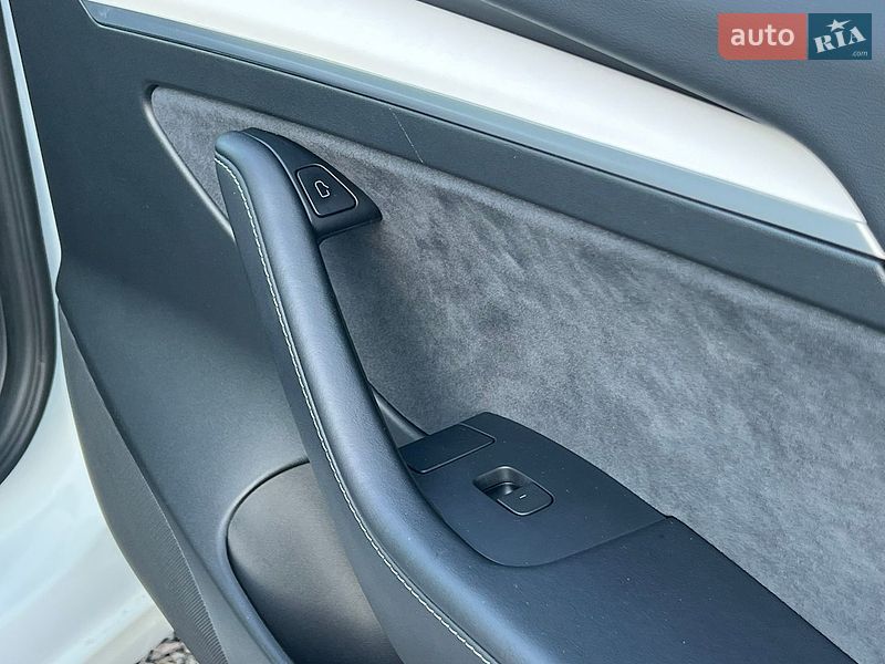 Седан Tesla Model 3 2023 в Рівному