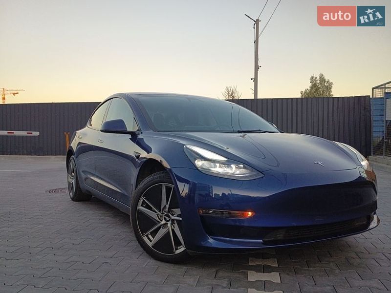 Седан Tesla Model 3 2023 в Буче
