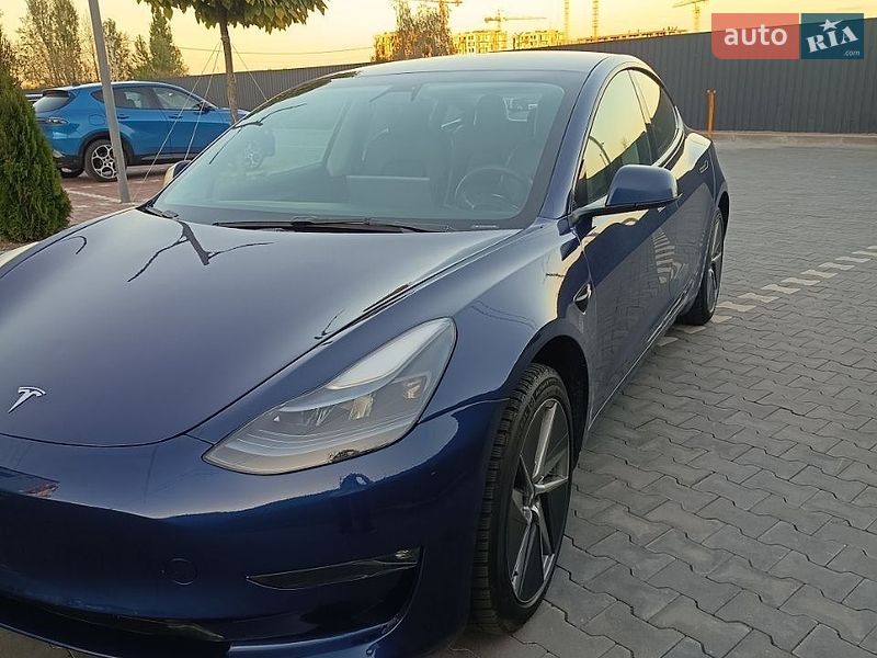 Седан Tesla Model 3 2023 в Буче