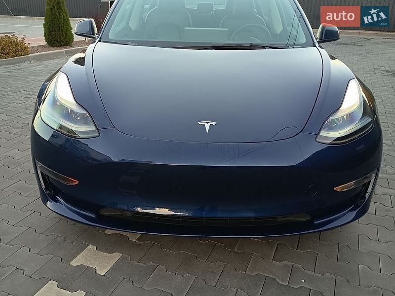Седан Tesla Model 3 2023 в Буче
