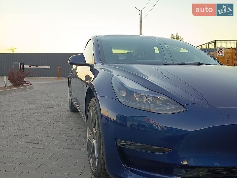 Седан Tesla Model 3 2023 в Буче