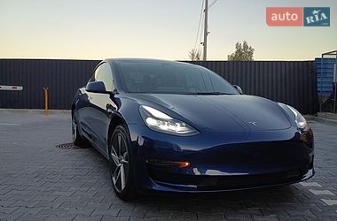 Седан Tesla Model 3 2023 в Буче