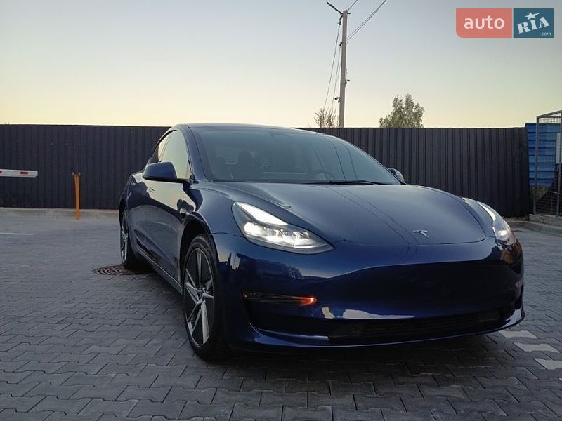 Седан Tesla Model 3 2023 в Буче